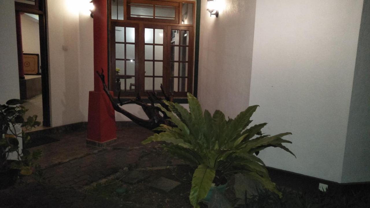 Hotel Mandakini Battaramulla Esterno foto